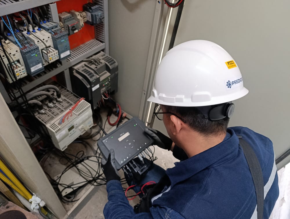 Técnico PREDICBOL análisis en panel VFD