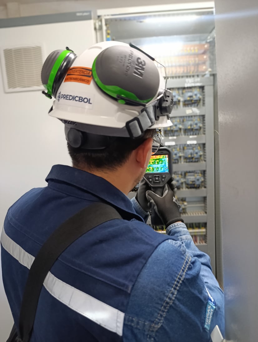 Técnico PREDICBOL realizando inspección termográfica