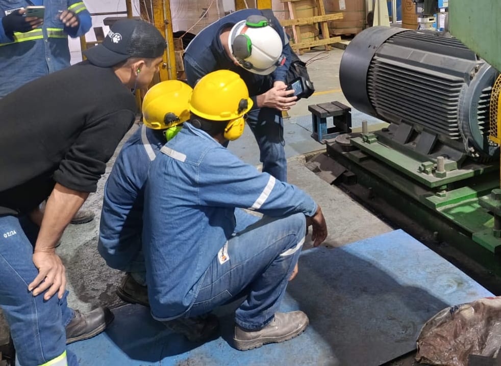 Equipo PREDICBOL inspeccionando motor industrial